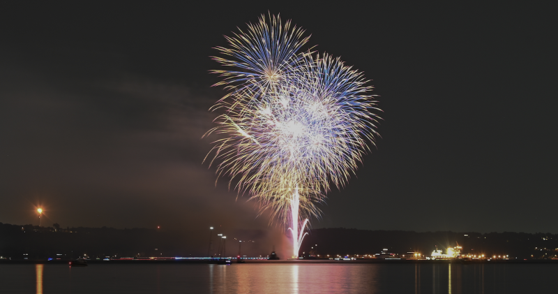 Fuochi d'artificio sul mare